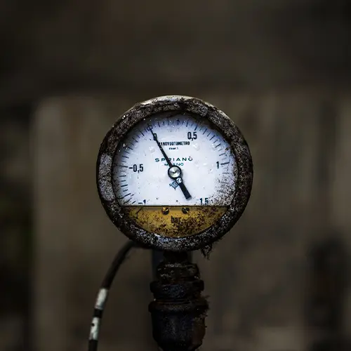 تصویر گیج فشار مورد استفاده در محیط‍‎‌ سخت و خشن صنعتی